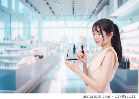 年輕女子買化妝品 年輕女子買化妝品 117955131