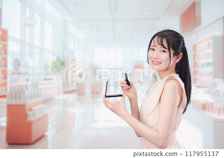 年輕女子買化妝品 年輕女子買化妝品 117955137