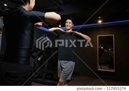 教練教舞蹈和伸展運動的圖片 117955274