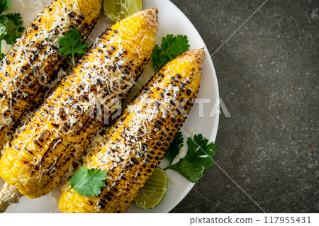 barbecue and grilled corn with cheese and lime 117955431