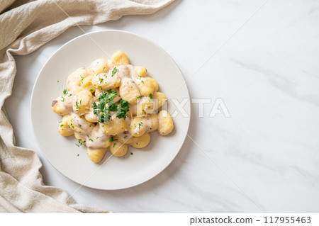 Gnocchi with mushroom cream sauce and cheese 117955463
