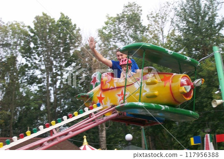 Little boy with dad on carousel 117956388