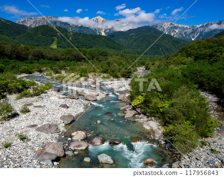 從長野縣白馬村白馬大橋看到的夏季北阿爾卑斯山和松川 117956843