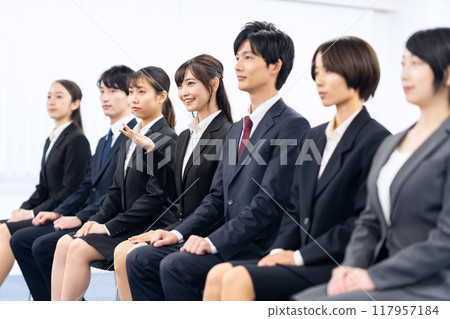 商人因求職而接受面試 117957184