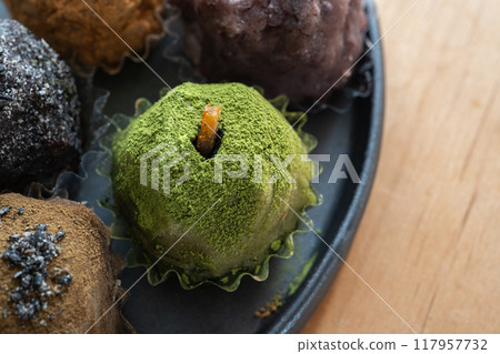 A lot of ohagi on a plate 117957732