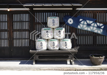 中津川宿的老酒窖 入口前的酒桶和季節性裝飾 117958236