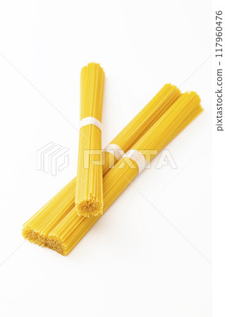 白色背景上的義大利麵條 117960476