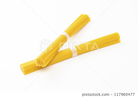 白色背景上的義大利麵條 117960477