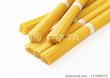 白色背景上的義大利麵條 117960478