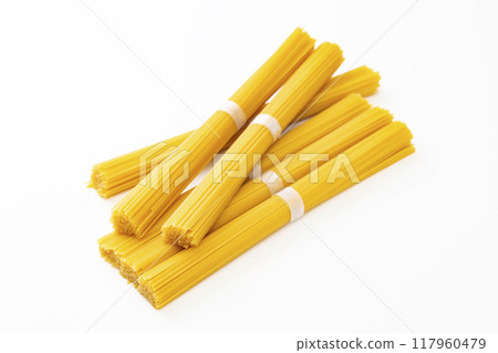 白色背景上的義大利麵條 117960479