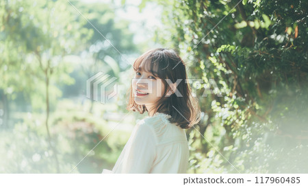 一個留著鮑伯頭髮的日本女人的肖像 一個留著鮑伯頭髮的日本女人的肖像 117960485