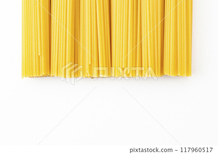 白色背景上的義大利麵條 117960517