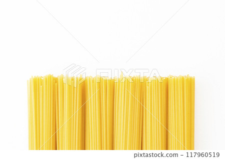 白色背景上的義大利麵條 117960519