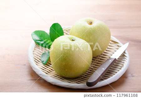 Crispy texture of Nijisseiki pear (wood grain background) Crispy texture of Nijisseiki pear (wood grain background) 117961108
