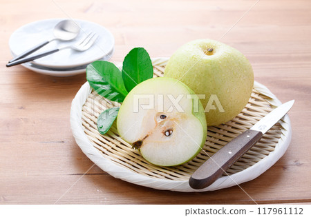 Crispy texture of Nijisseiki pear (wood grain background) 117961112
