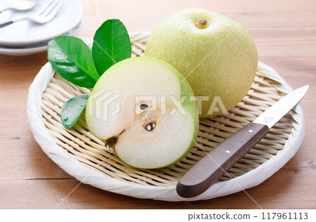 質地酥脆的二十世紀梨（木紋背景） 117961113