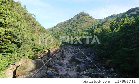 陽光透過的山谷 117961711