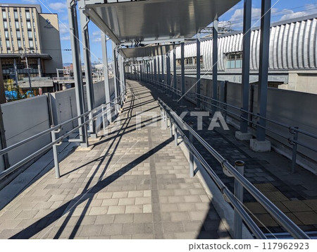 A view from the footbridge that uses the abandoned freight line at Umekoji in Kyoto 117962923