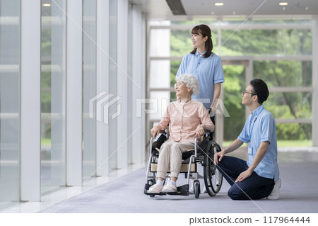 高級婦女和護理人員 117964444