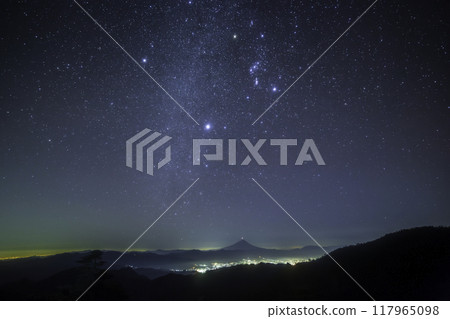 來自富士山的Kuishigatake和冬天的星空 117965098
