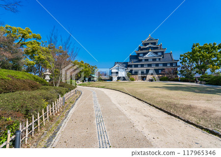 岡山市:岡山城塔和廣場在藍天的襯托下熠熠生輝 岡山市:岡山城塔和廣場在藍天的襯托下熠熠生輝 117965346