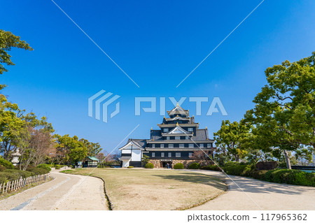 Okayama City: Okayama Castle tower shining against the blue sky 117965362