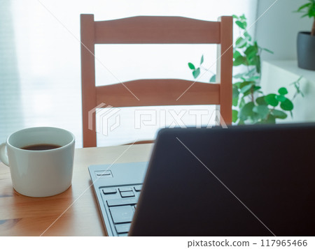 筆記型電腦放在桌上 117965466