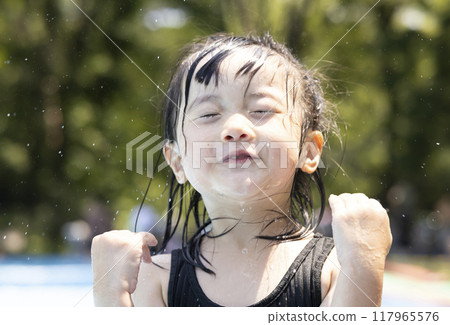 在泳池裡享受戲水的女孩 117965576