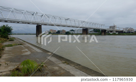 颱風過後多摩川水位上升：京王相模原線多摩川大橋附近 117965930