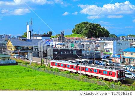 Kintetsu Yoshino Line in summer with dazzling summer skies and greenery Kintetsu Yoshino Line in summer with dazzling summer skies and greenery 117966188