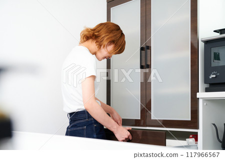 女人打開櫥櫃，家庭主婦，家務，烹飪，清理 117966567