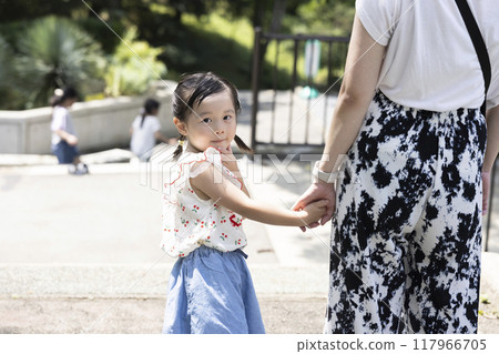 母親和女孩撫養孩子 117966705