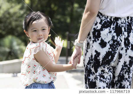 母親和女孩撫養孩子 117966719