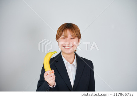 微笑的女人拿著水果 117966752