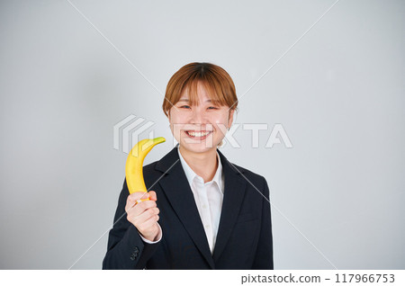 Smiling woman holding fruit 117966753
