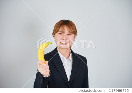 Smiling woman holding fruit 117966755