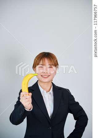 微笑的女人拿著水果 117966757