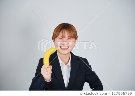 Smiling woman holding fruit 117966759