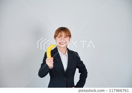 微笑的女人拿著水果 117966761