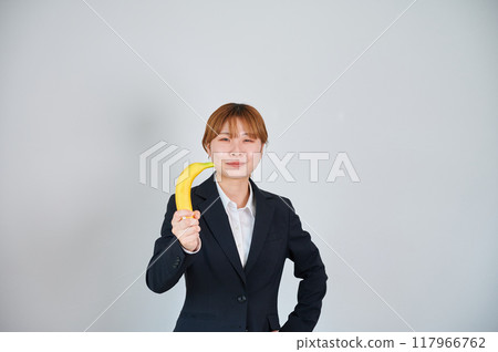 微笑的女人拿著水果 117966762