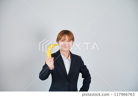Smiling woman holding fruit 117966763