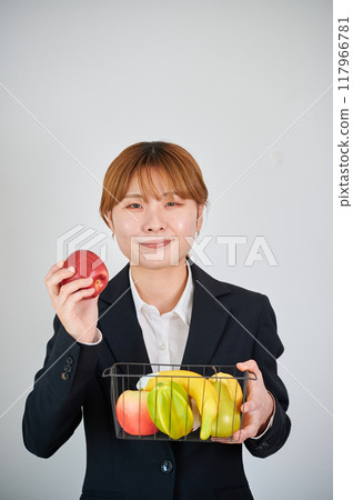 Smiling woman holding fruit 117966781