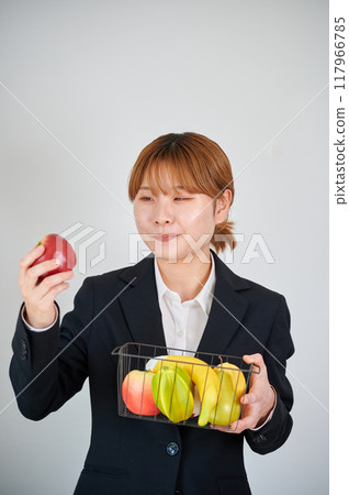 Smiling woman holding fruit 117966785