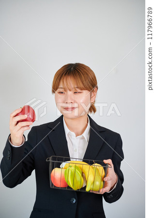 Smiling woman holding fruit 117966789