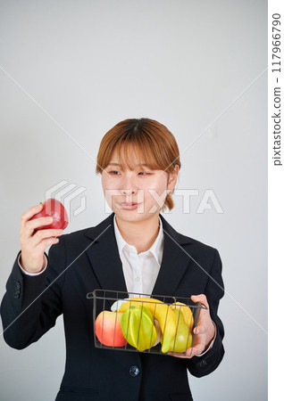 Smiling woman holding fruit 117966790