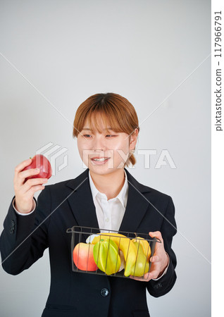 Smiling woman holding fruit 117966791