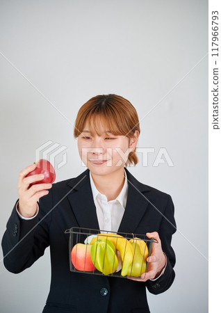 Smiling woman holding fruit 117966793