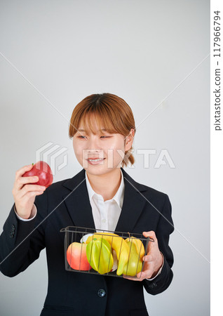 Smiling woman holding fruit 117966794