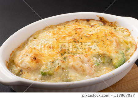 Avocado and shrimp gratin 117967087