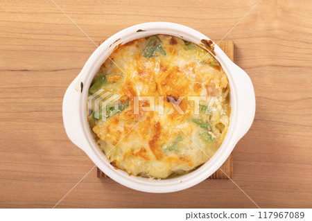 Avocado and shrimp gratin 117967089